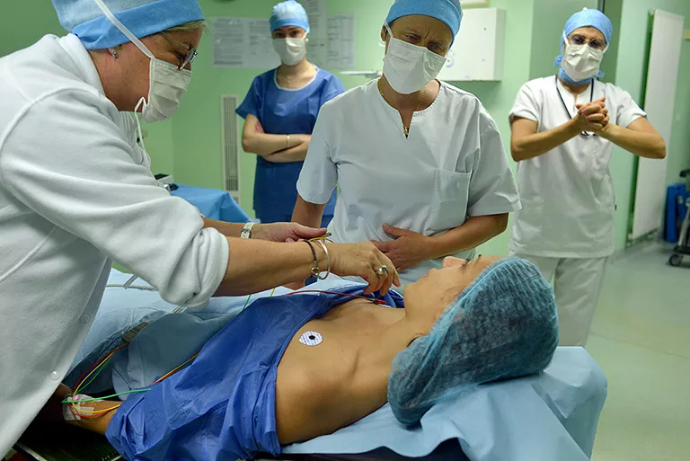 Equipe médicale au bloc opératoire de la clinique Niforos de Lyon