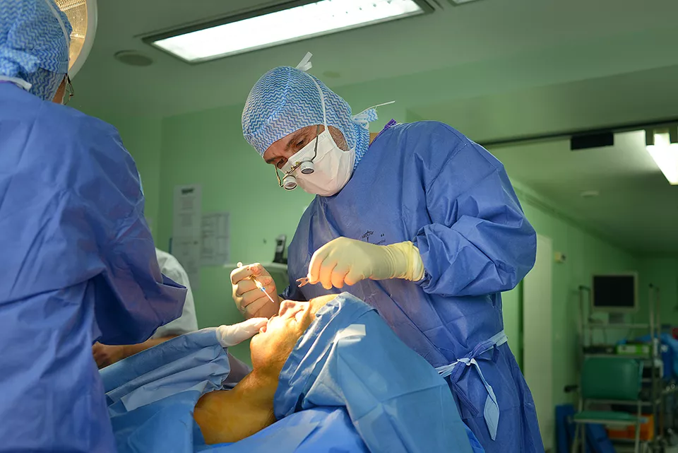 Le Dr François Niforos au bloc opératoire de sa clinique à Lyon