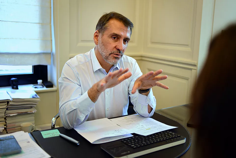 Le Dr François Niforos en consultation dans son cabinet à Lyon