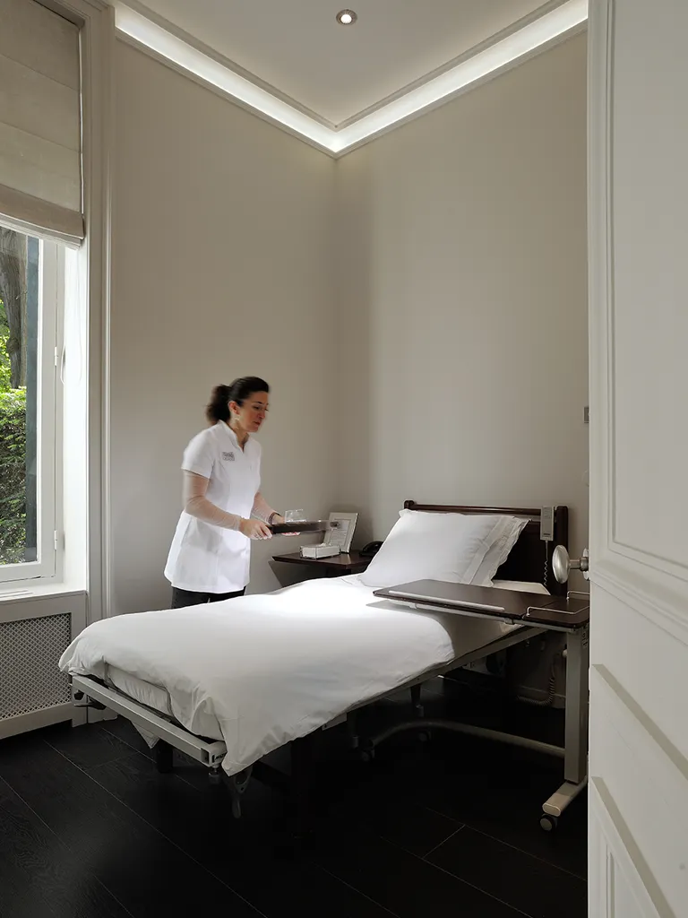 Chambre d'hospitalisation à la clinique Niforos de Lyon