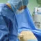 Le Dr Niforos réalise une liposuccion au bloc opératoire