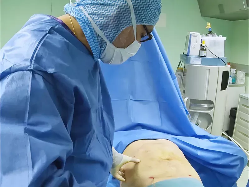 Le Dr Niforos réalise une liposuccion au bloc opératoire