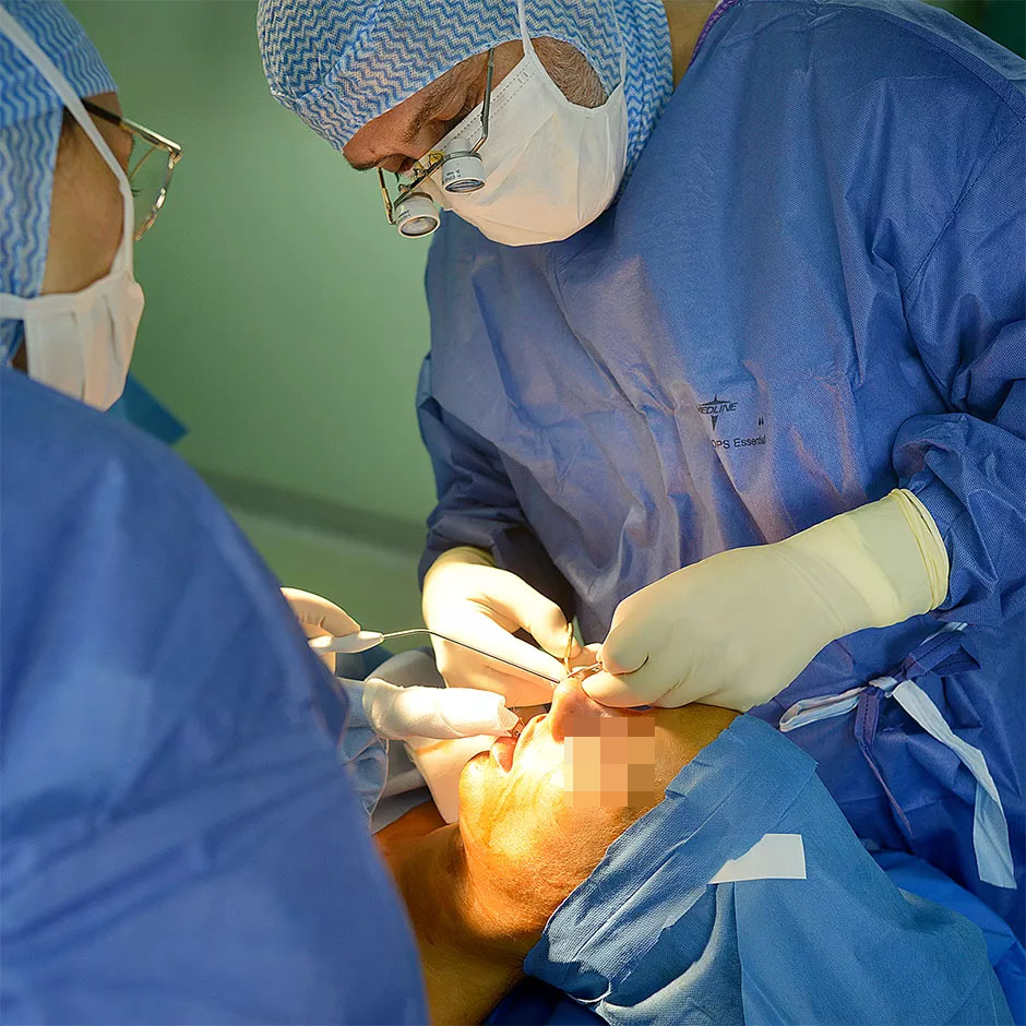 Le Dr Niforos réalisant une rhinoplastie au bloc opératoire